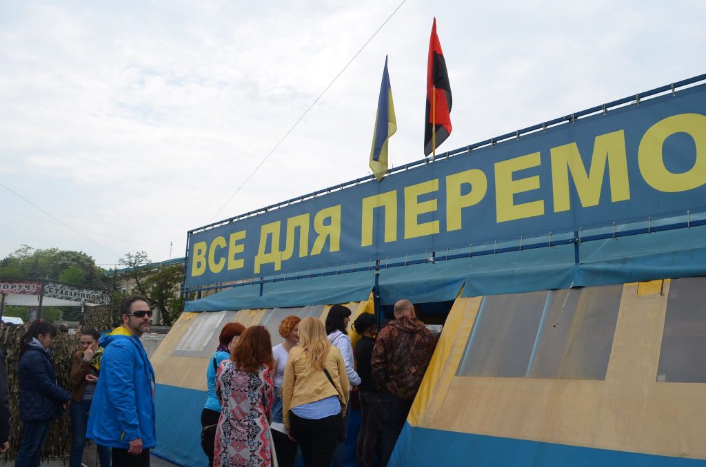 Палатка на площади Свободы: в горсовете утверждают, что разрешающих документов у волонтеров нет