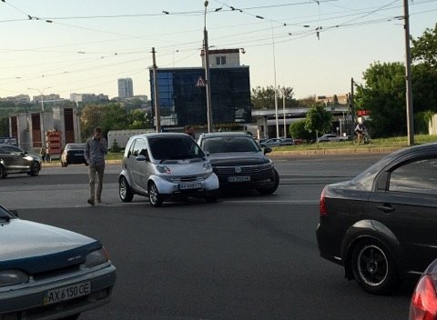 В Харькове авария преградила дорогу трамваю (фото)