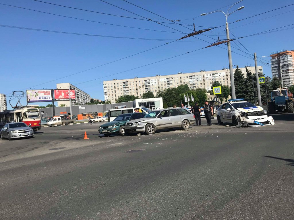 Тройное ДТП с участием патрульных в Харькове: образовалась пробка (фото)