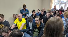 Намет «Все для перемоги»: у Харківському окружному адміністративному суді відбулося перше підготовче засідання (відео)