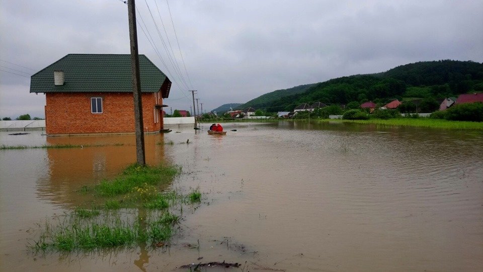 Потоп в Закарпатье: затоплено более 280 домохозяйств (фото, видео)