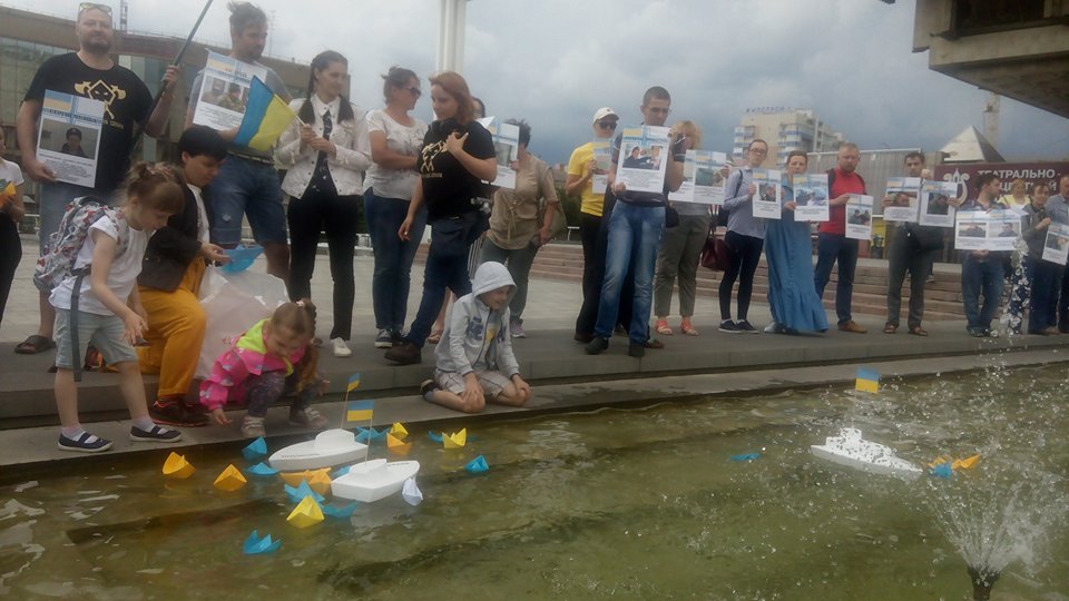 В Харькове прошла акция в поддержку пленных украинских моряков (фото)