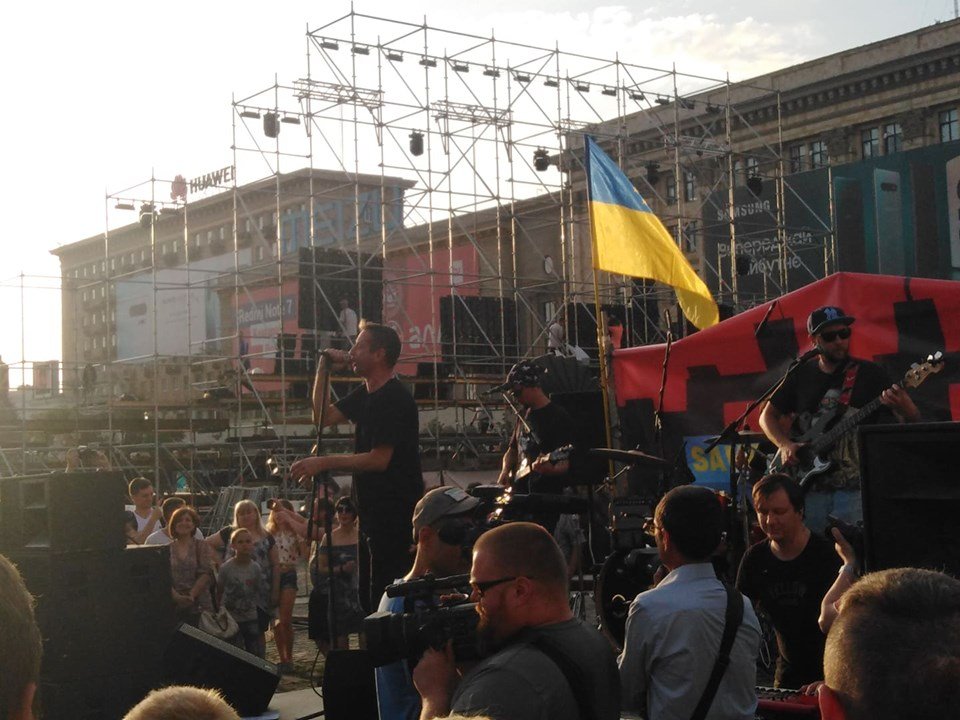 «Все буде Україна» — на площади проходит концерт в поддержку палатки «Все для победы» (фото, видео)