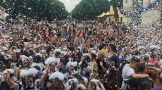 Более сотни выпускников искупались в фонтане и танцевали в пене(фото, видео)