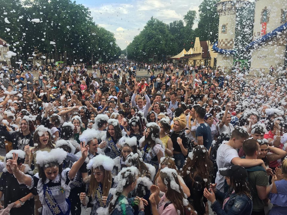 Более сотни выпускников искупались в фонтане и танцевали в пене(фото, видео)
