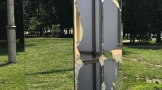 У Харкові невідомі розтрощили дзеркальні інсталяції в центрі міста (відео)