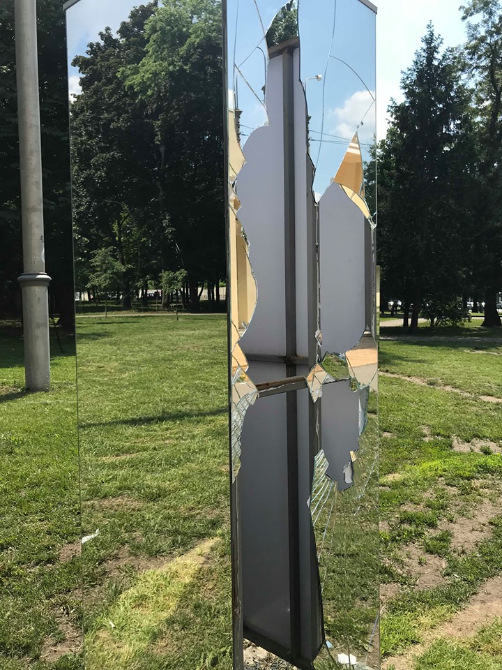 У Харкові невідомі розтрощили дзеркальні інсталяції в центрі міста (відео)