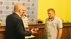 У Харкові нагородили Юрія Малявіна, який знешкодив злочинця з гранатою в приміському автобусі (відео)