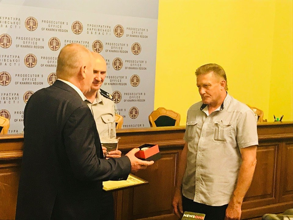 У Харкові нагородили Юрія Малявіна, який знешкодив злочинця з гранатою в приміському автобусі (відео)