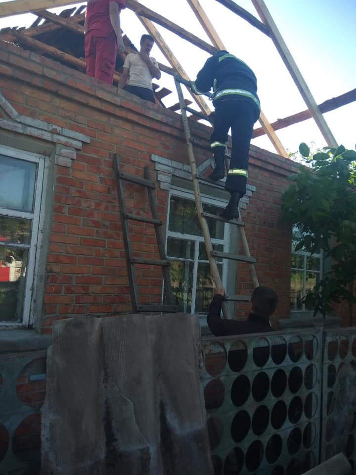 На Харьковщине пациента сняли с крыша дома (фото)