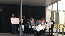 Возле Дзержинского райсуда собрались родственники полицейского, в которого стреляли (фоторепортаж)