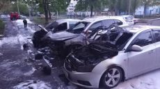 Во дворе многоэтажки в Харькове подожгли автомобили (фото)
