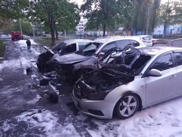 Во дворе многоэтажки в Харькове подожгли автомобили (фото)