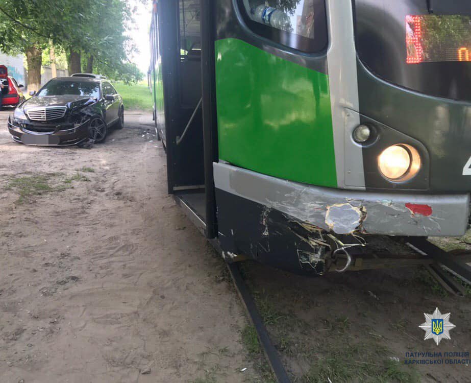 В Харькове Mercedes «протаранил» трамвай (фото)
