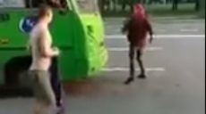 Подростки в Харькове громили маршрутное такси (видео)
