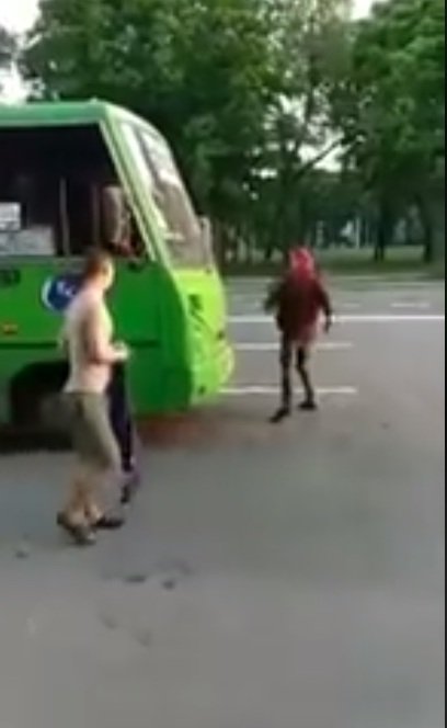 Подростки в Харькове громили маршрутное такси (видео)
