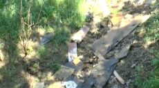 Мешканці Північної Салтівки скаржаться на сміття поблизу джерела з питною водою (відео)