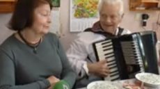 «Музика прийшла до мене в 45-му»: у Харкові вітали з 80-річним ювілеєм акордеоніста та поета (відео)