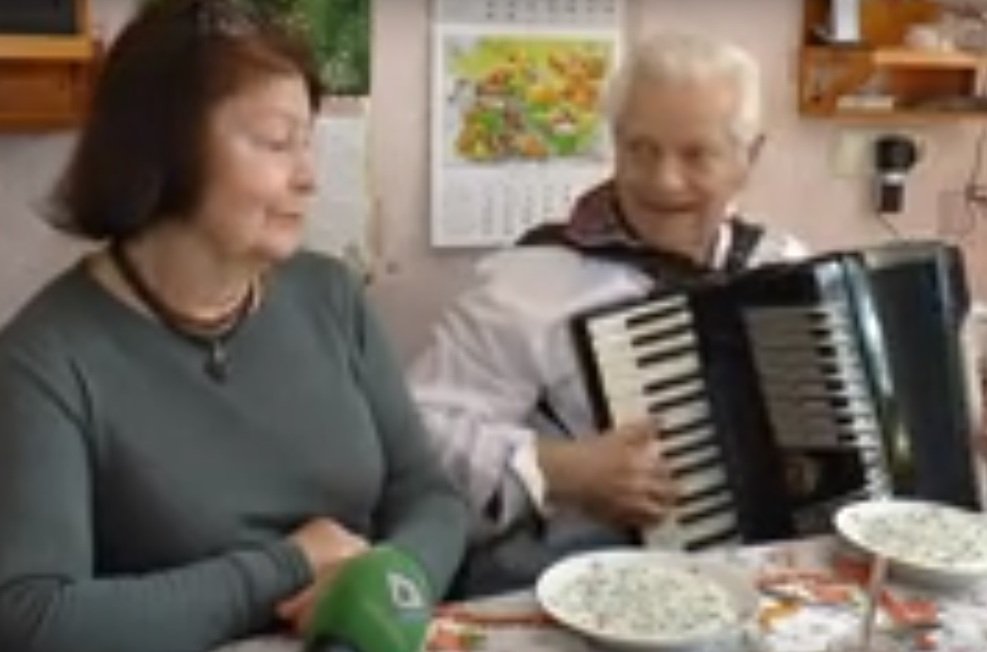 «Музика прийшла до мене в 45-му»: у Харкові вітали з 80-річним ювілеєм акордеоніста та поета (відео)
