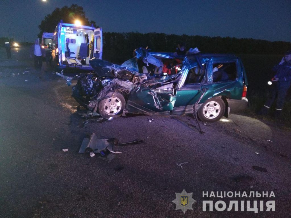 Под Харьковом столкнулись грузовик и легковое авто: погиб мужчина (фото)