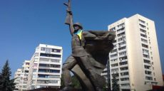 В сети появилось видео, как молния сорвала флаг в Харькове