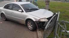 В Харькове автомобиль въехал в ограждение