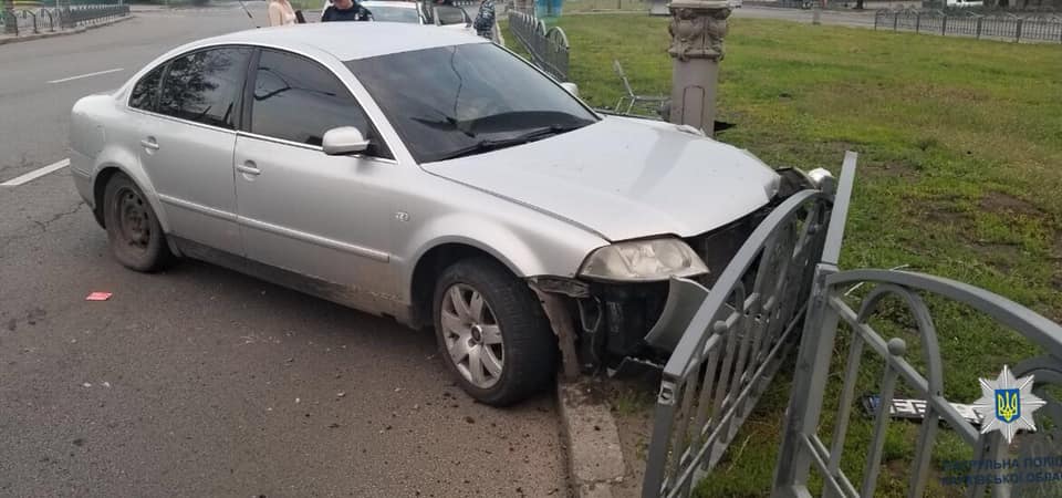В Харькове автомобиль въехал в ограждение