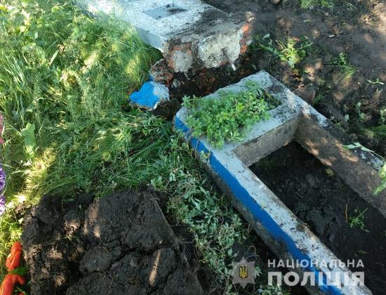 Два человека задержаны за надругательство над могилами на Харьковщине