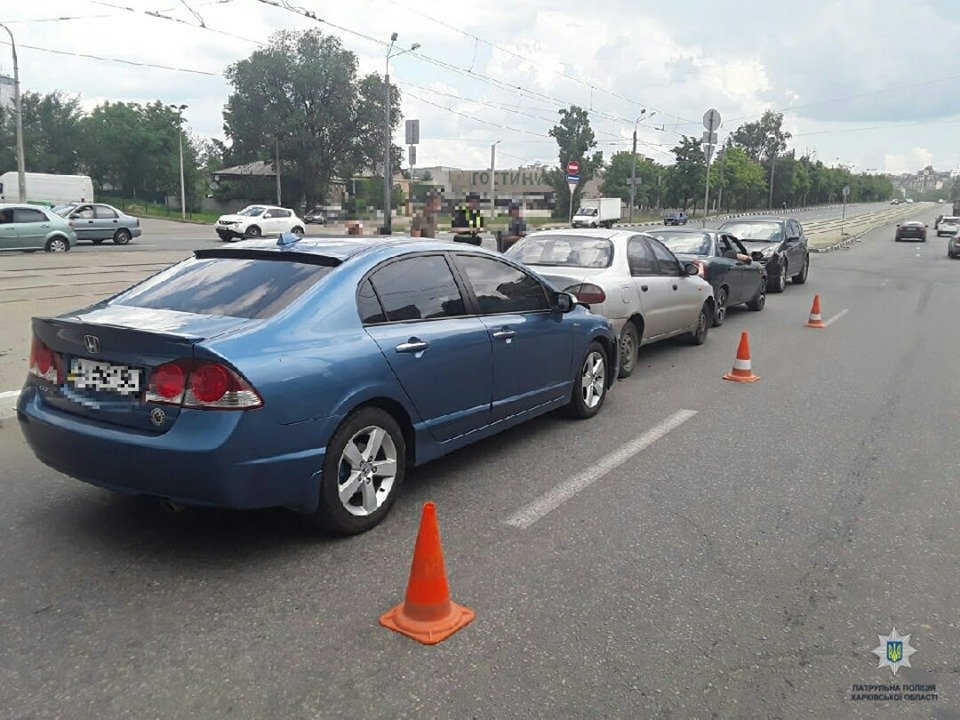 В Харькове столкнулись три автомобиля