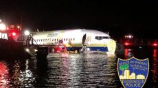 В США пассажирский самолет упал в речку: есть пострадавшие
