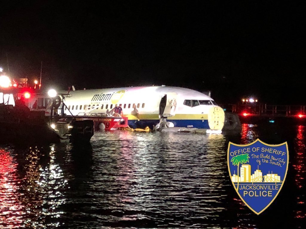 В США пассажирский самолет упал в речку: есть пострадавшие