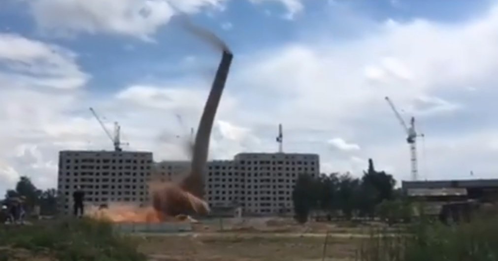 В Харькове взорвали трубу на территории бывшего кожзавода (видео)