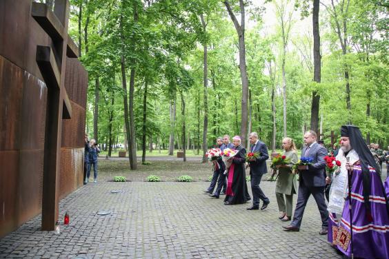 В Харькове возложили цветы к мемориалу памяти жертв политических репрессий