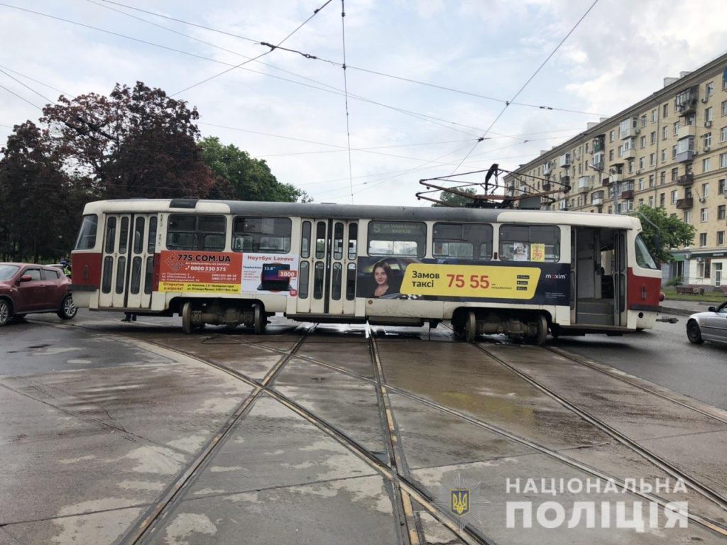 В Харькове трамвай сошел с рельсов: пострадала женщина и ребенок (фото)