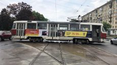 В Харькове трамвай сошел с рельсов: пострадала женщина и ребенок (фото)