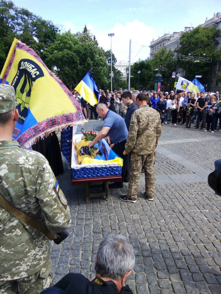 В Харькове прощаются с погибшим на Донбассе Антоном Безверхним (фото)
