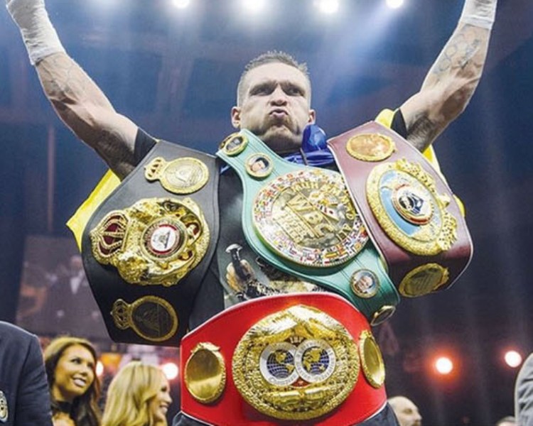 Усик отказался от последнего чемпионского пояса