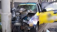 На Московском Daewoo не смог объехать столб (фото)
