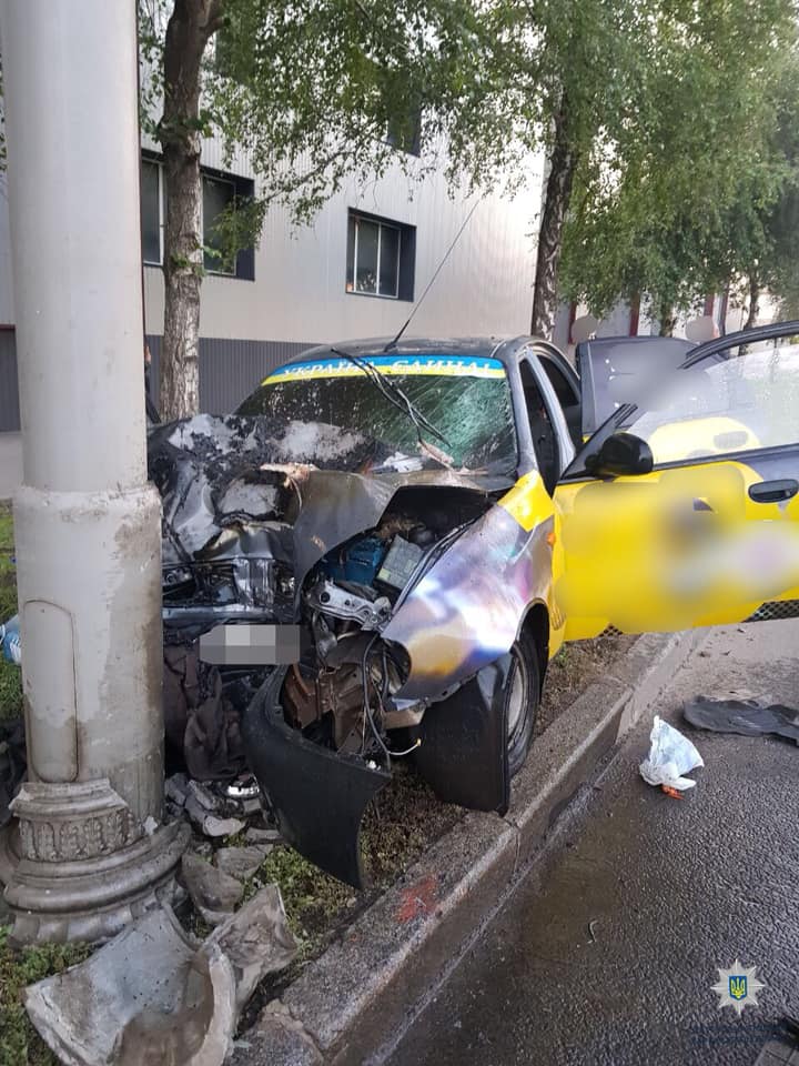 На Московском Daewoo не смог объехать столб (фото)