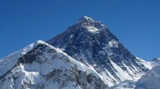 Самую высокую в мире метеостанцию установили на Эвересте