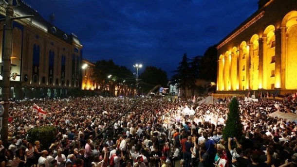 Протесты в Грузии: участники акции требуют освободить людей (фото,видео)