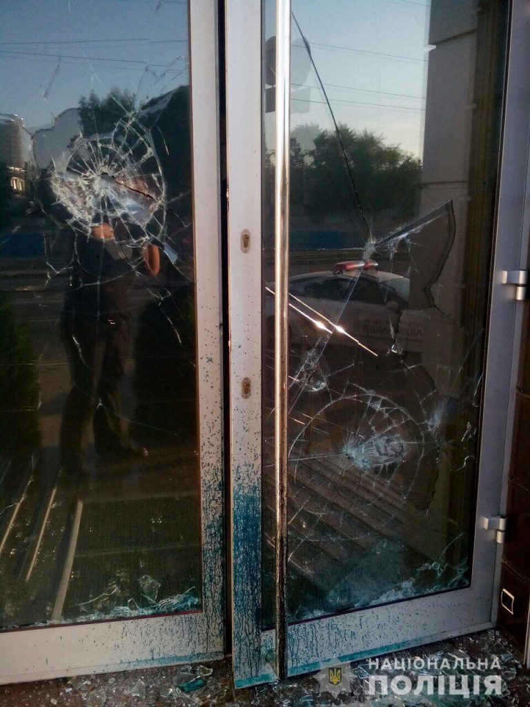 В Харькове неизвестные разбили стекло в помещении общественной приемной депутата Верховной Рады