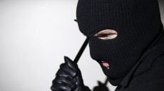 Угрожали и ограбили: под Харьковом неизвестные напали на семью