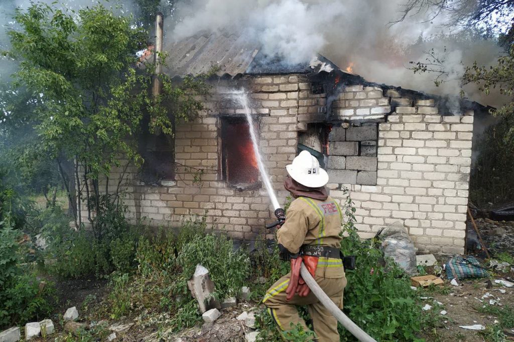 В сгоревшем доме на Харьковщине найдены обгоревшие останки человека (фото)
