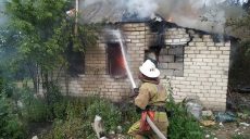 В сгоревшем доме на Харьковщине найдены обгоревшие останки человека (фото)