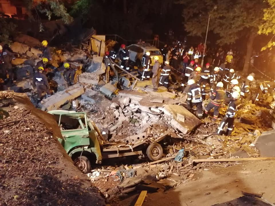 Спасатели ликвидировали последствия мощного взрыва в Киеве (фото, видео)