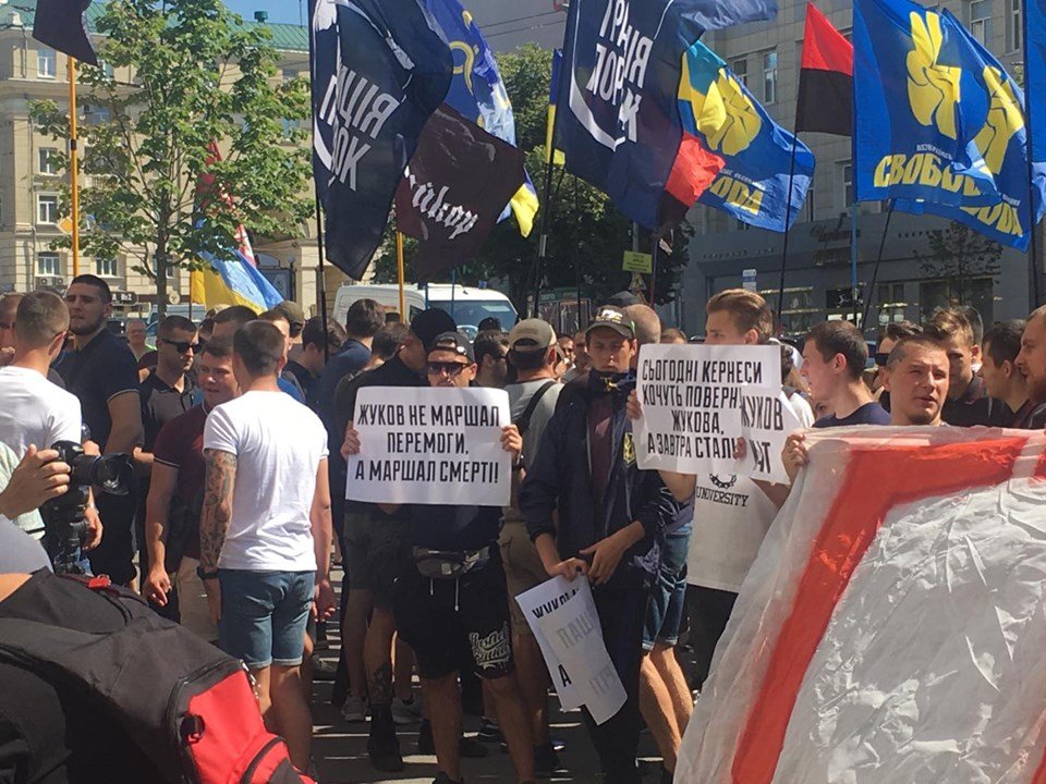 Харьковчане протестуют против обратного переименования проспекта Петра Григоренко в проспект маршала Жукова (видео)