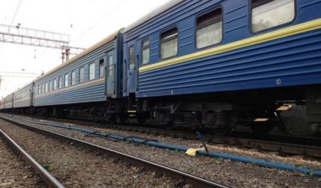 Кинулась под колеса поезда: под Харьковом погибла женщина