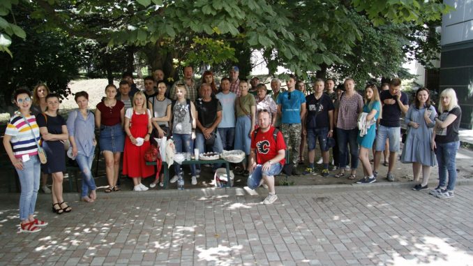 Харьковские журналисты пришли поддержать избитого коллегу в его день рождения