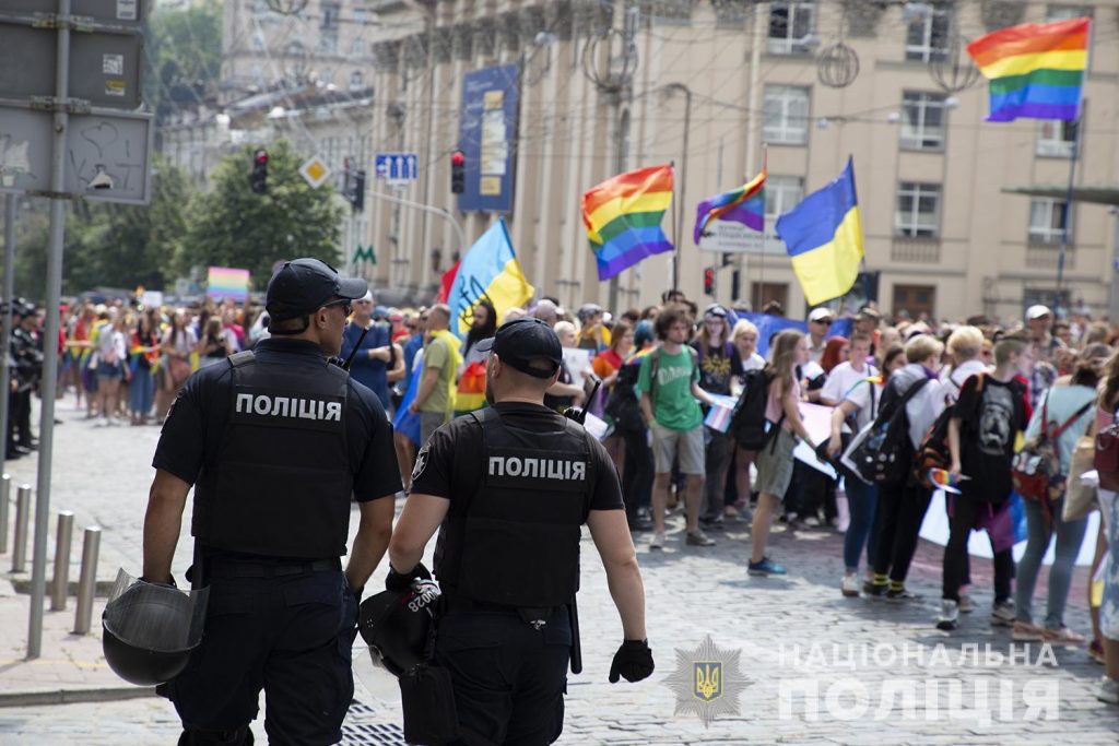 Полиция в Киеве предотвратила нападение на марш равенства в защиту прав ЛГБТ (фото)